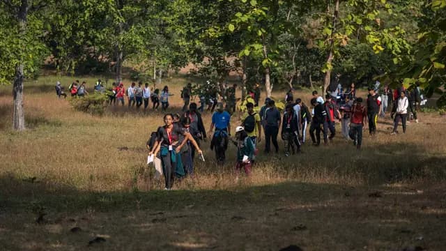 students walking ratapani tiger reserve madhuban eco retreat team
